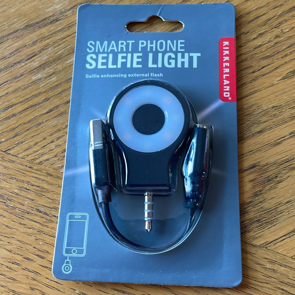 Smart Phone Selfie Light for iPhone by Kikkerland